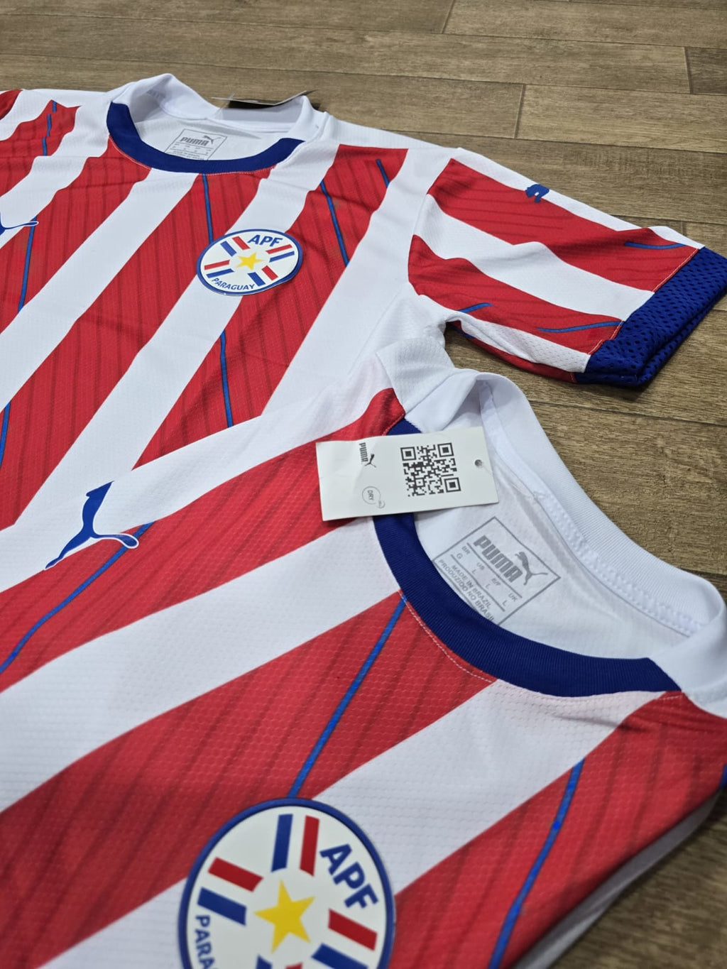 Promo dos Camaisetas de la Albirroja con el logo Bordado