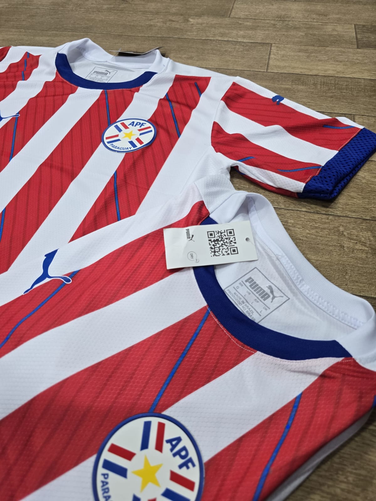 Promo dos Camaisetas de la Albirroja con el logo Bordado